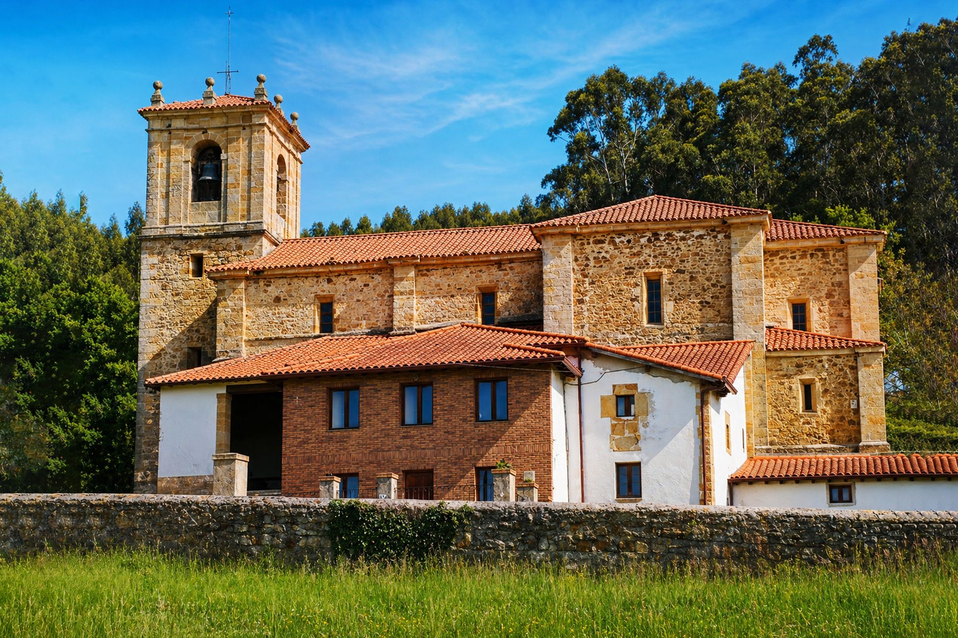 Pabellón de caza tradicional de piedra rodeado de monte y encinar en el campo español