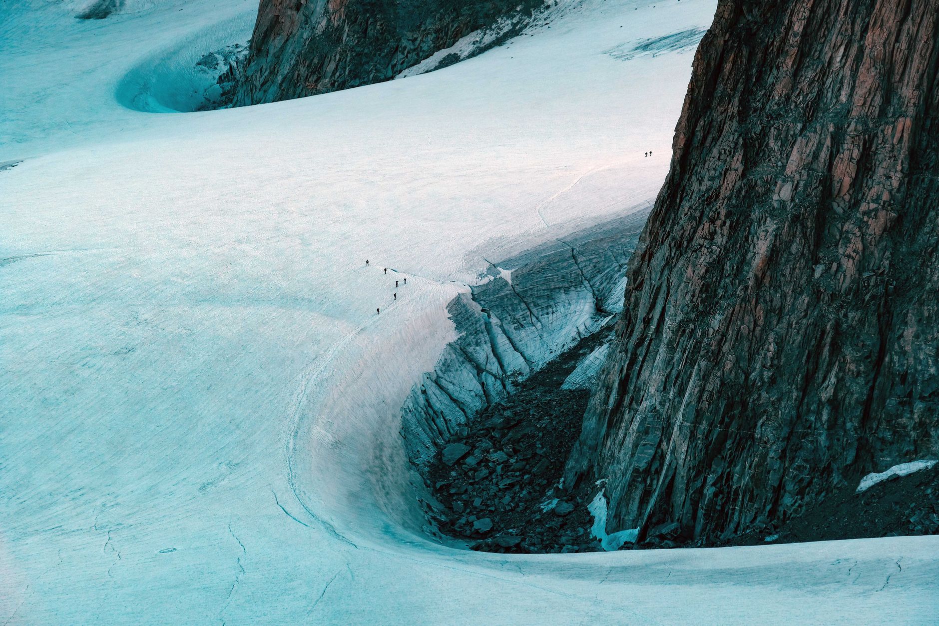 Senda rocosa de alta montaña en el Pirineo con manchas de nieve, terreno habitual en las cacerías de rebeco