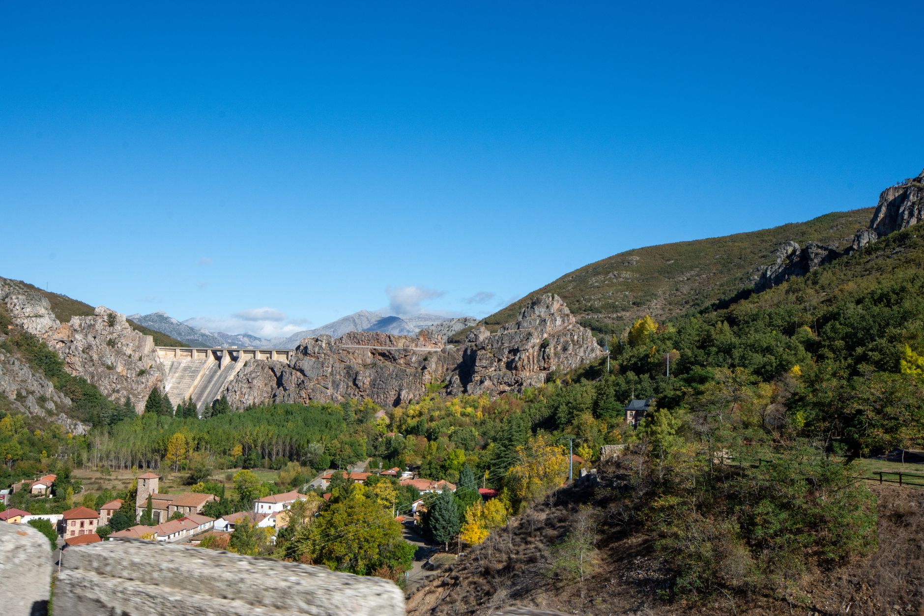 Paisaje montañoso español en otoño, terreno habitual de la caza regulada en España