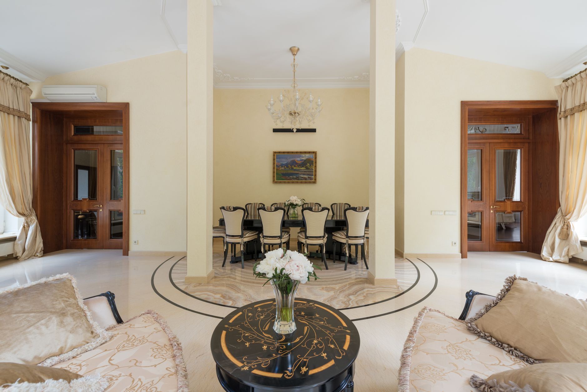 Comedor elegante en el interior de un lodge de finca cinegética española