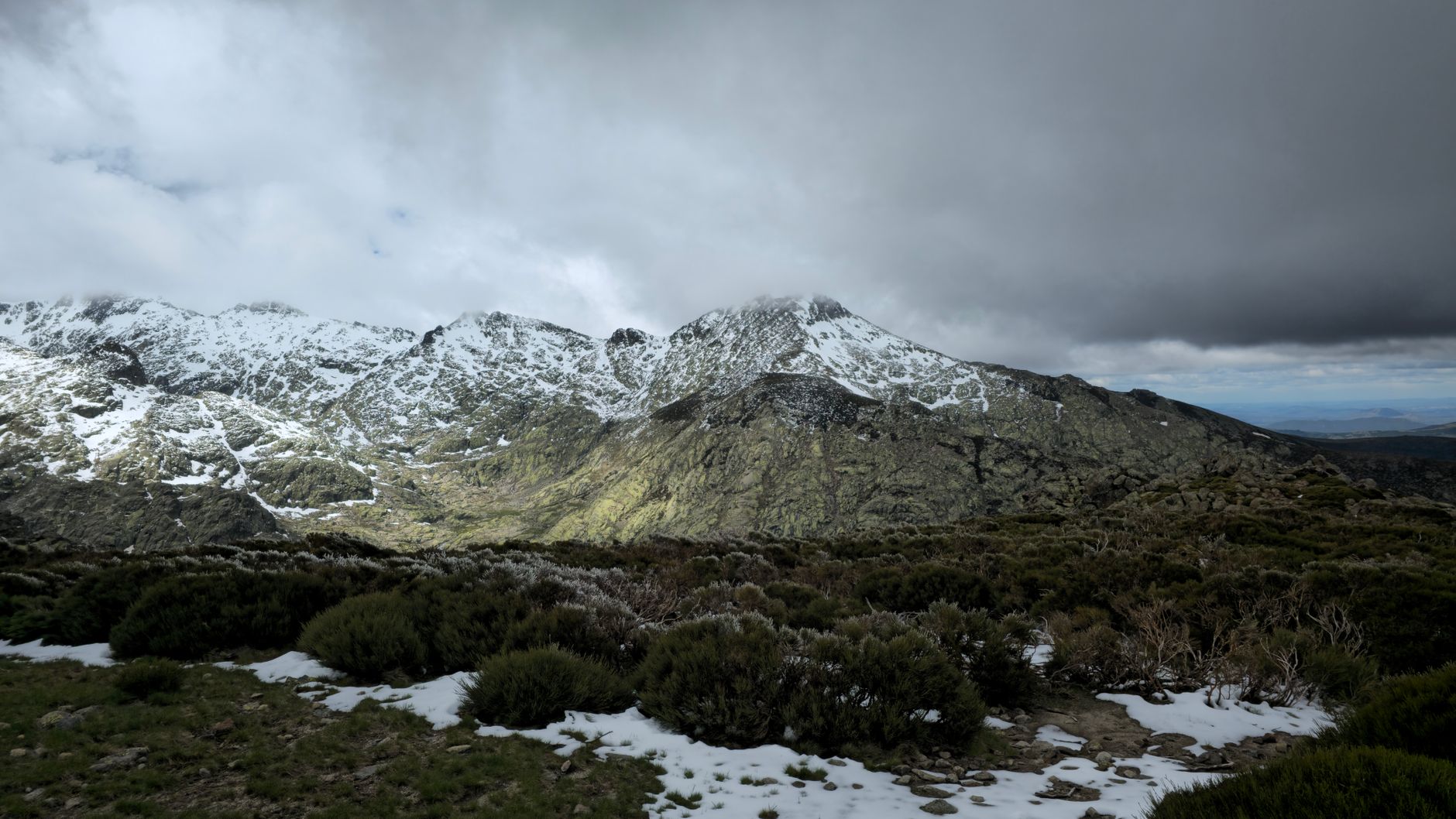 Quiet winter morning in the Spanish mountains, ideal for shoulder season hunting