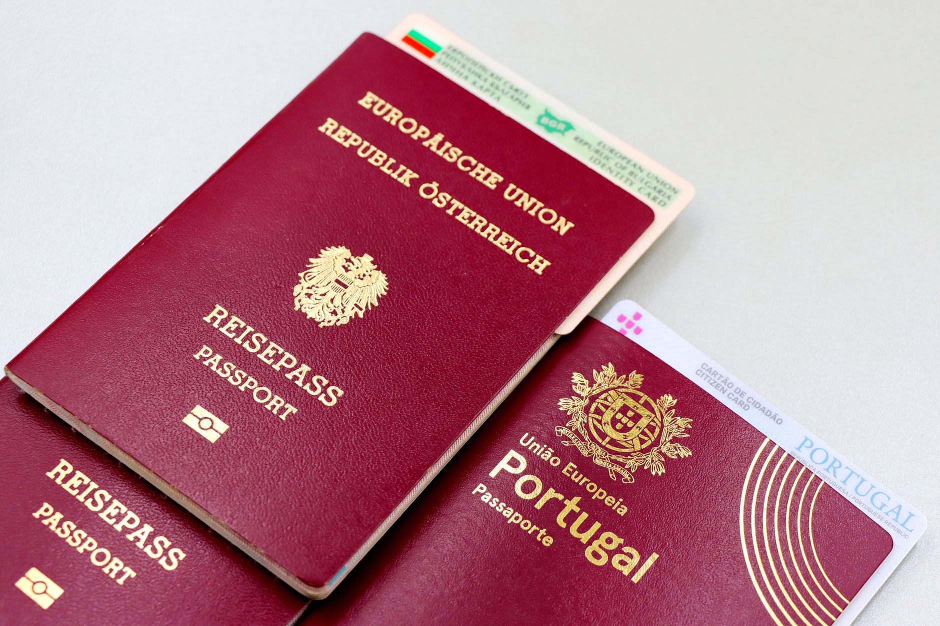 Documentos de viaje y permisos dispuestos sobre una mesa para un viaje de caza internacional