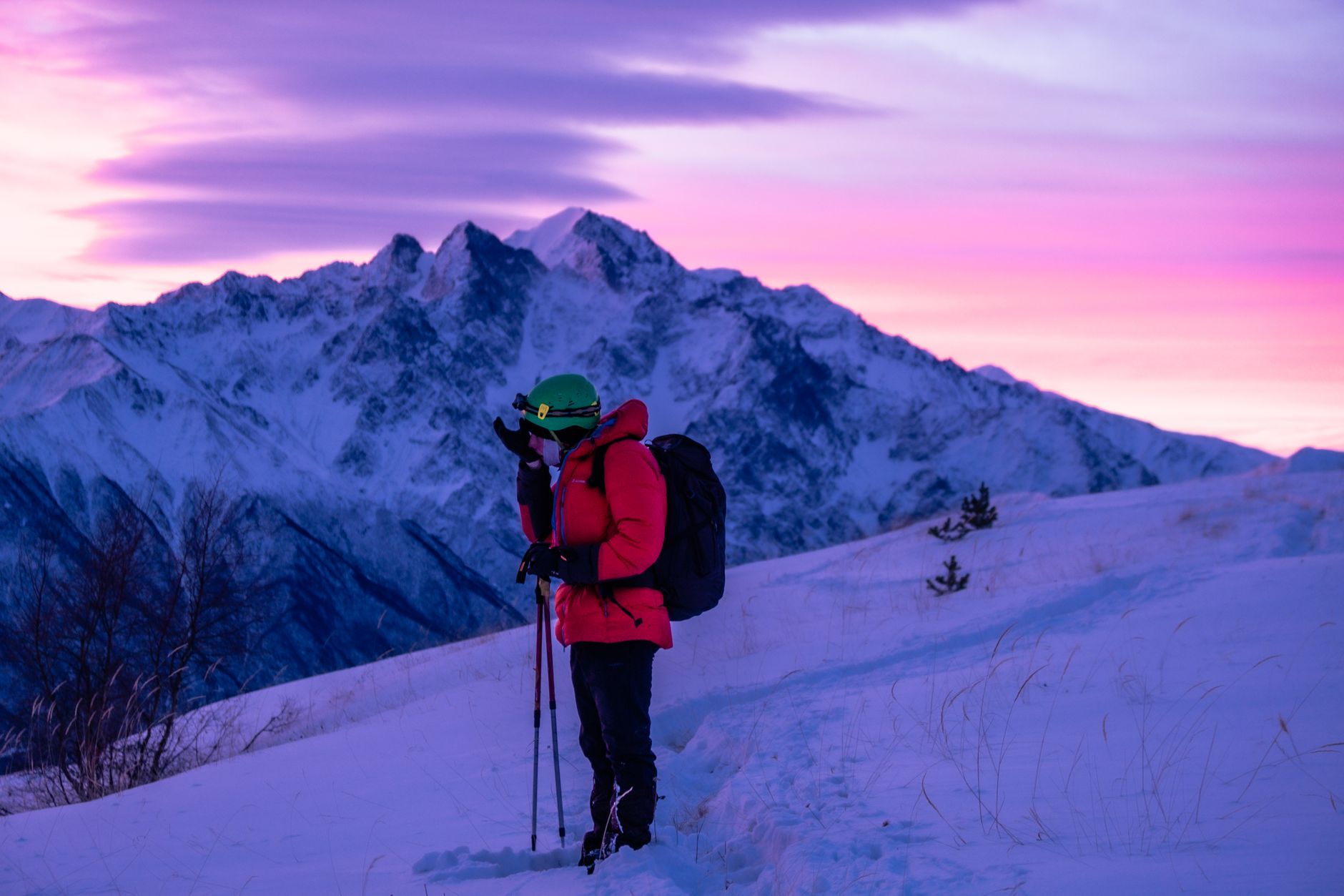 Capas de ropa técnica de montaña desplegadas para una expedición en condiciones de frío