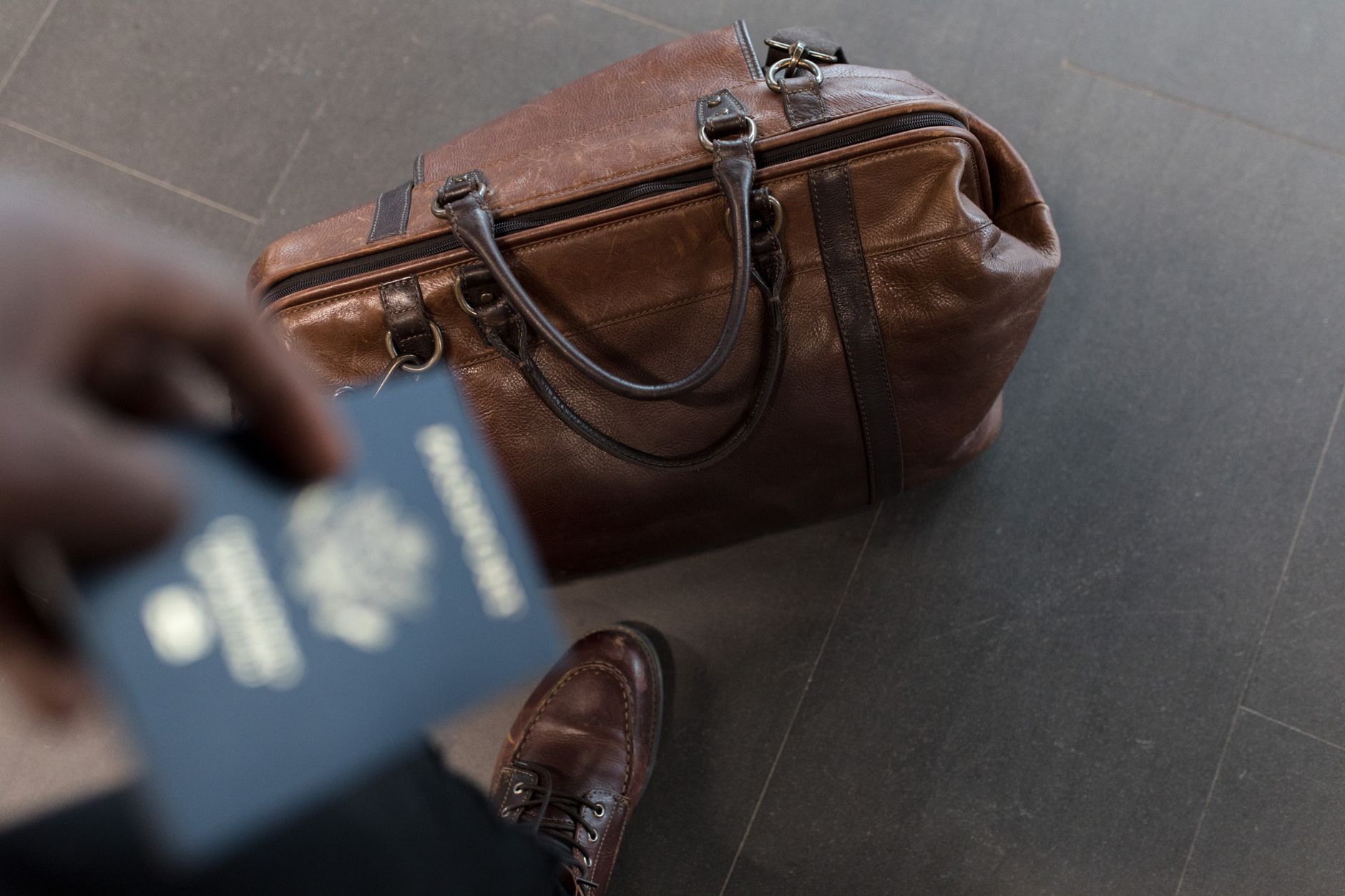 Pasaporte, permisos y documentos de viaje organizados en un bolso de cabina antes de una cacería